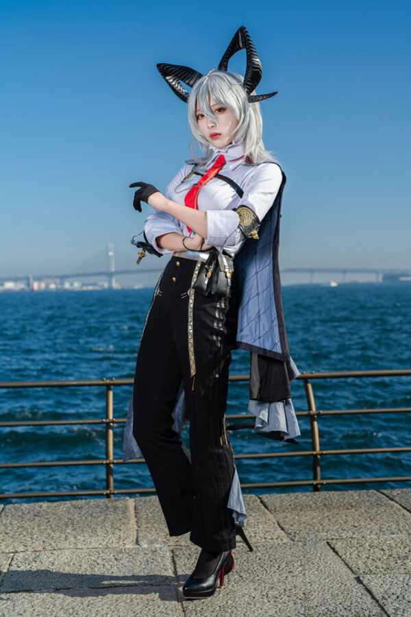 Rura高还原度海岸大片：鸣潮赞妮cos亮相横滨ANIMEK活动现场