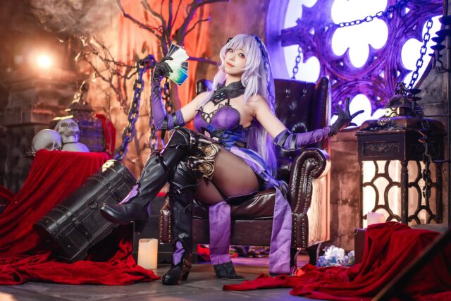 蜜汁猫裘黑天鹅COS：演绎崩坏星穹铁道占卜者的神秘与优雅