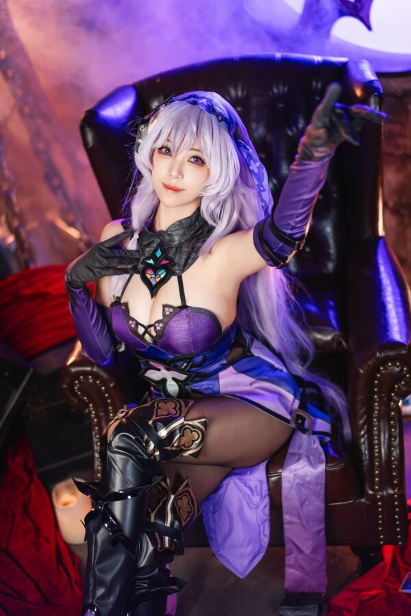 蜜汁猫裘黑天鹅COS：演绎崩坏星穹铁道占卜者的神秘与优雅