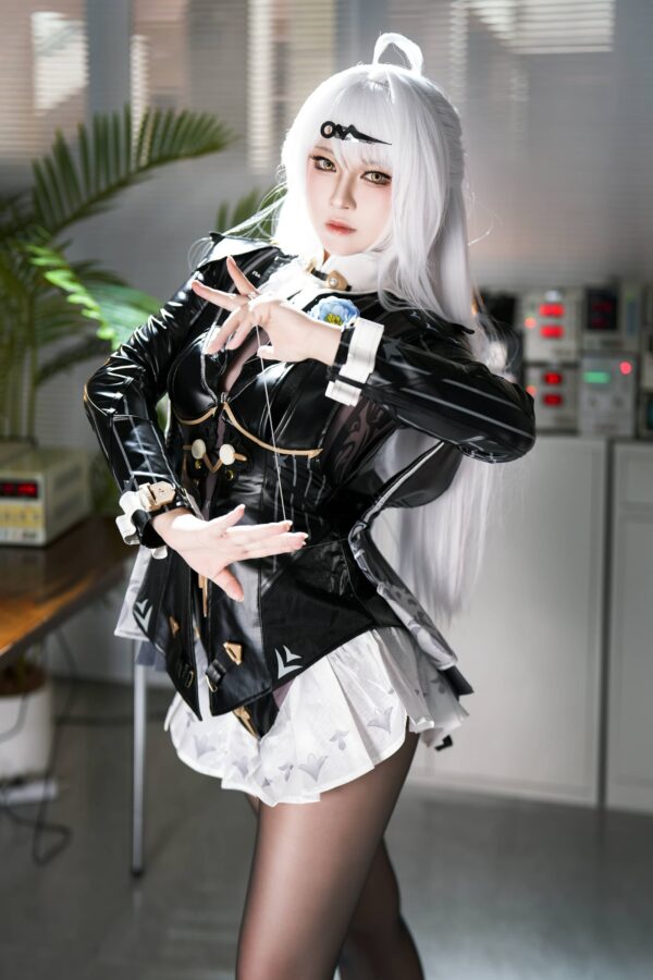 专业干练x冷艳气场:BANBANKO半半子仪玄cos办公室版赏析 专业干练x冷艳气场:BANBANKO半半子仪玄cos办公室版赏析