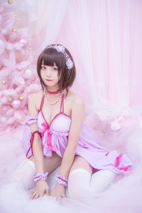 微光下的温柔守护：蜜汁猫裘cos演绎睡衣加藤惠的温柔日常