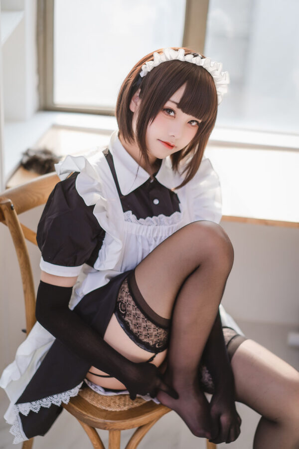 蜜汁猫裘民宿女仆COS：女仆装细节与自然光下的氛围张力