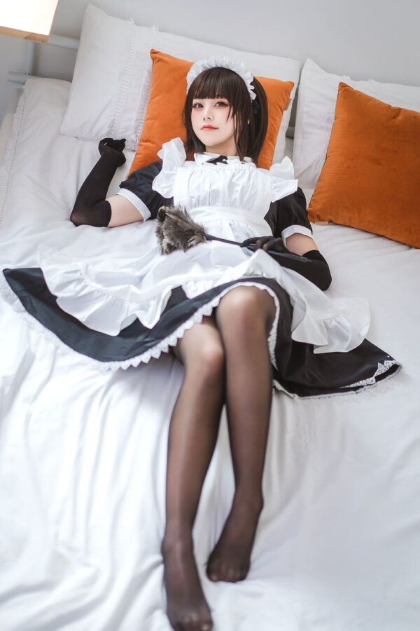 蜜汁猫裘民宿女仆COS：女仆装细节与自然光下的氛围张力