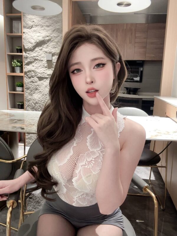 清水由乃女秘书COS｜秘书招待室里的优雅克制与职场氛围感