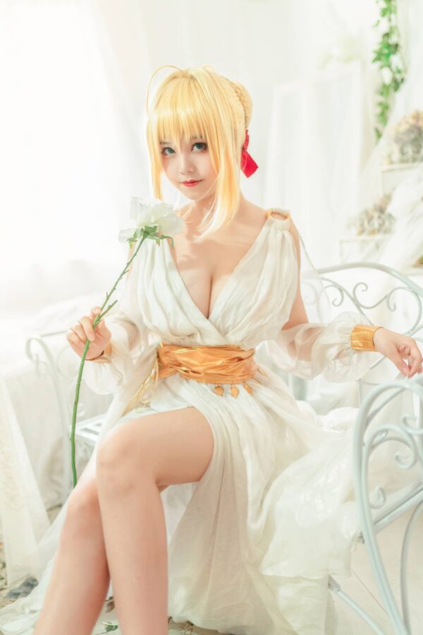 宁静夜色中的女王：蜜汁猫裘cos演绎睡裙尼禄温柔梦幻魅力