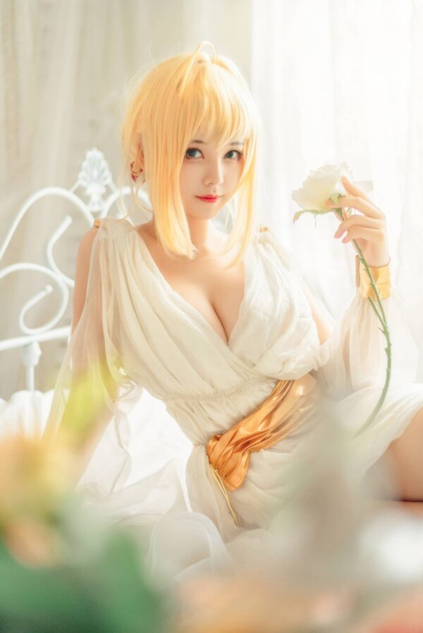 宁静夜色中的女王：蜜汁猫裘cos演绎睡裙尼禄温柔梦幻魅力