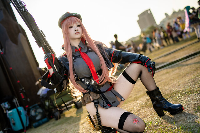 妮姬拉毗COS｜小楠阿嬤演绎战术少女的冷感魅力与视觉张力