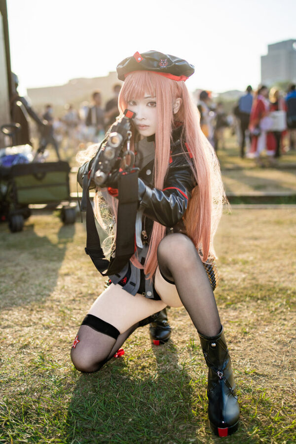 妮姬拉毗COS｜小楠阿嬤演绎战术少女的冷感魅力与视觉张力