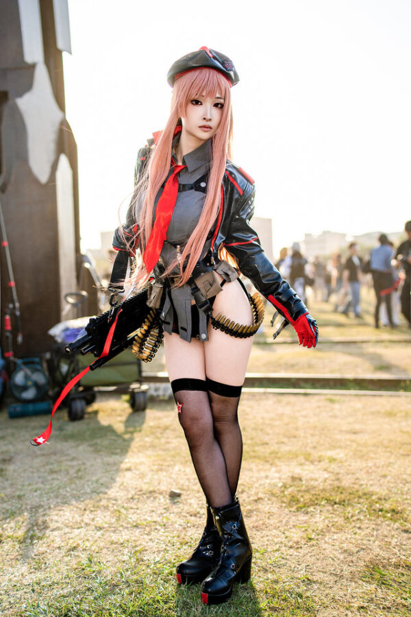 妮姬拉毗COS｜小楠阿嬤演绎战术少女的冷感魅力与视觉张力