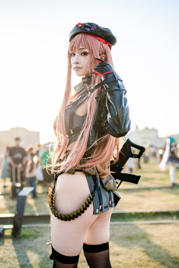 妮姬拉毗COS｜小楠阿嬤演绎战术少女的冷感魅力与视觉张力