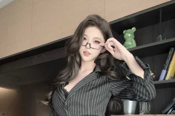 清水由乃秘书招待室COS赏析：职场风氛围感拍摄核心技巧