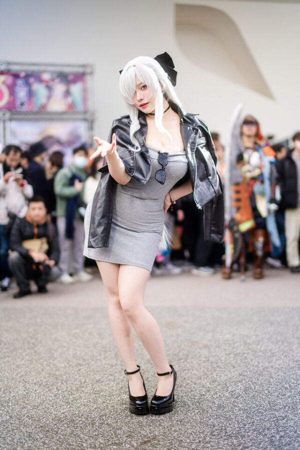 葵Aoi灰姑娘COS惊艳全场！演绎现实版胜利女神的优雅魅力