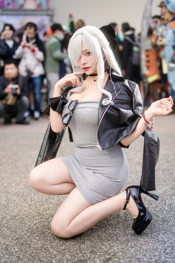 葵Aoi灰姑娘COS惊艳全场！演绎现实版胜利女神的优雅魅力