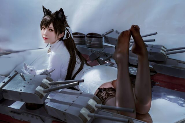 BANBANKO半半子爱宕COS:演绎白色军装下的温柔与压迫感 BANBANKO半半子爱宕COS:演绎白色军装下的温柔与压迫感