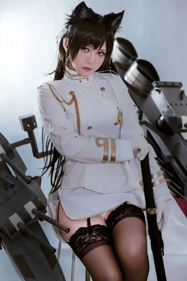 BANBANKO半半子爱宕COS:演绎白色军装下的温柔与压迫感 BANBANKO半半子爱宕COS:演绎白色军装下的温柔与压迫感