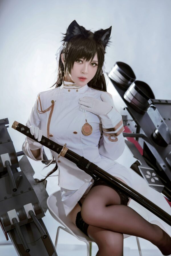 BANBANKO半半子爱宕COS:演绎白色军装下的温柔与压迫感 BANBANKO半半子爱宕COS:演绎白色军装下的温柔与压迫感