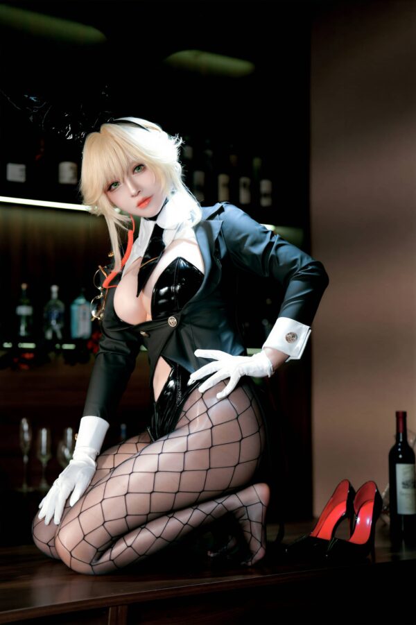 BANBANKO半半子兔女郎COS:演绎爱德的冷静掌控感与优雅 BANBANKO半半子兔女郎COS:演绎爱德的冷静掌控感与优雅