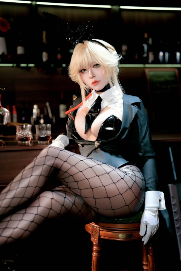 BANBANKO半半子兔女郎COS:演绎爱德的冷静掌控感与优雅 BANBANKO半半子兔女郎COS:演绎爱德的冷静掌控感与优雅