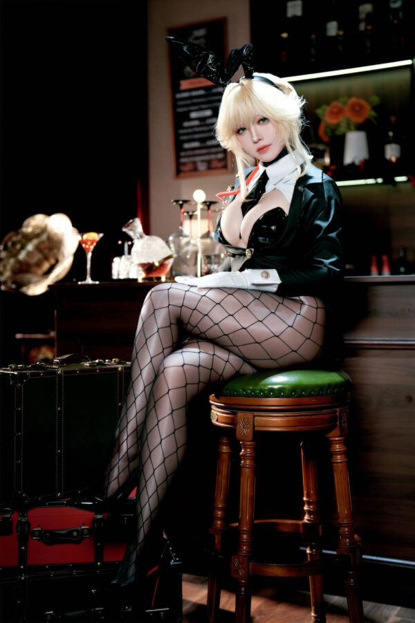 BANBANKO半半子兔女郎COS:演绎爱德的冷静掌控感与优雅 BANBANKO半半子兔女郎COS:演绎爱德的冷静掌控感与优雅