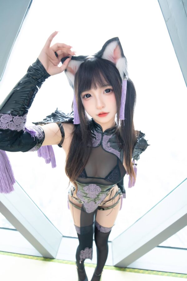 神楽坂真冬猫女旗袍COS:演绎黑紫旗袍下的灵动与危险气息 神楽坂真冬猫女旗袍COS:演绎黑紫旗袍下的灵动与危险气息