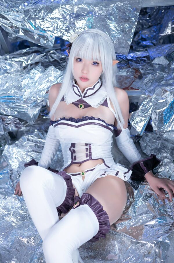 异世界生活艾米莉亚COS：清水由乃演绎精灵的温柔与距离感