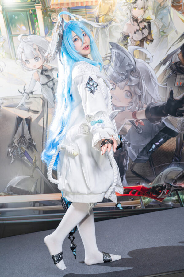 Hikabebe菲娜COS：デナアビ梦幻蓝发与温柔微笑的完美融合