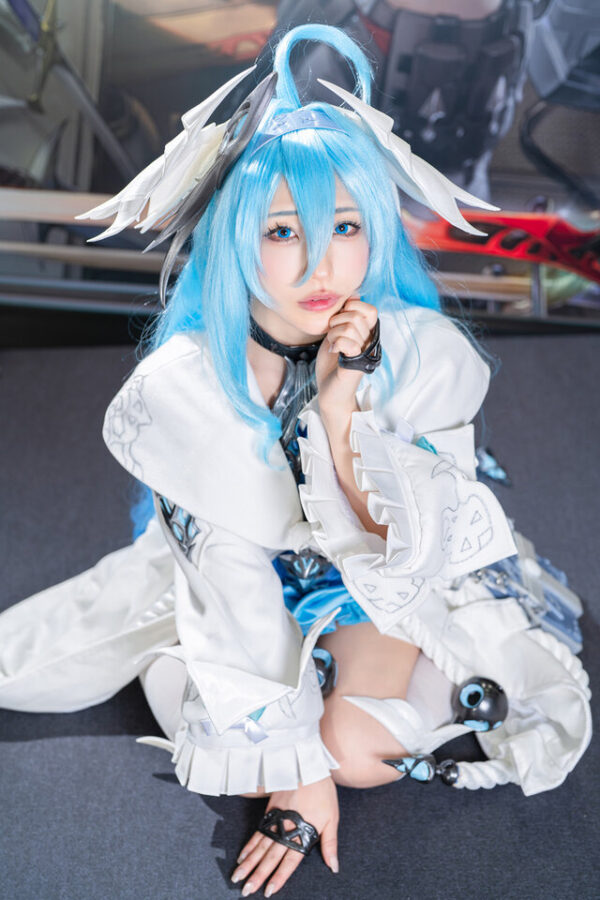 Hikabebe菲娜COS：デナアビ梦幻蓝发与温柔微笑的完美融合