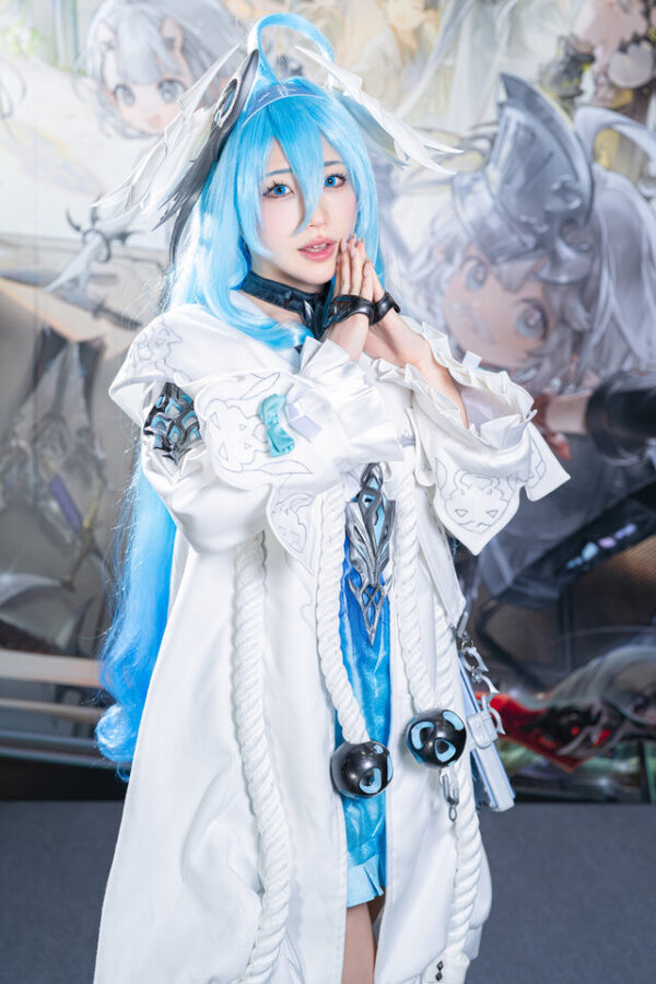 Hikabebe菲娜COS：デナアビ梦幻蓝发与温柔微笑的完美融合