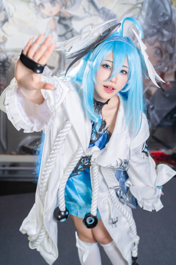 Hikabebe菲娜COS：デナアビ梦幻蓝发与温柔微笑的完美融合