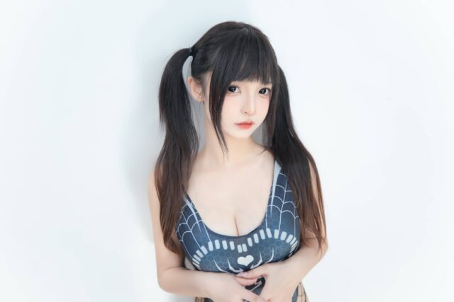 神楽坂真冬蜘蛛女孩COS:网袜比基尼下的少女猎手张力美学 神楽坂真冬蜘蛛女孩COS:网袜比基尼下的少女猎手张力美学