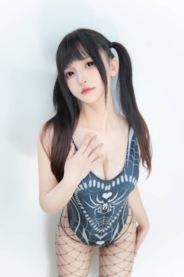 神楽坂真冬蜘蛛女孩COS:网袜比基尼下的少女猎手张力美学 神楽坂真冬蜘蛛女孩COS:网袜比基尼下的少女猎手张力美学