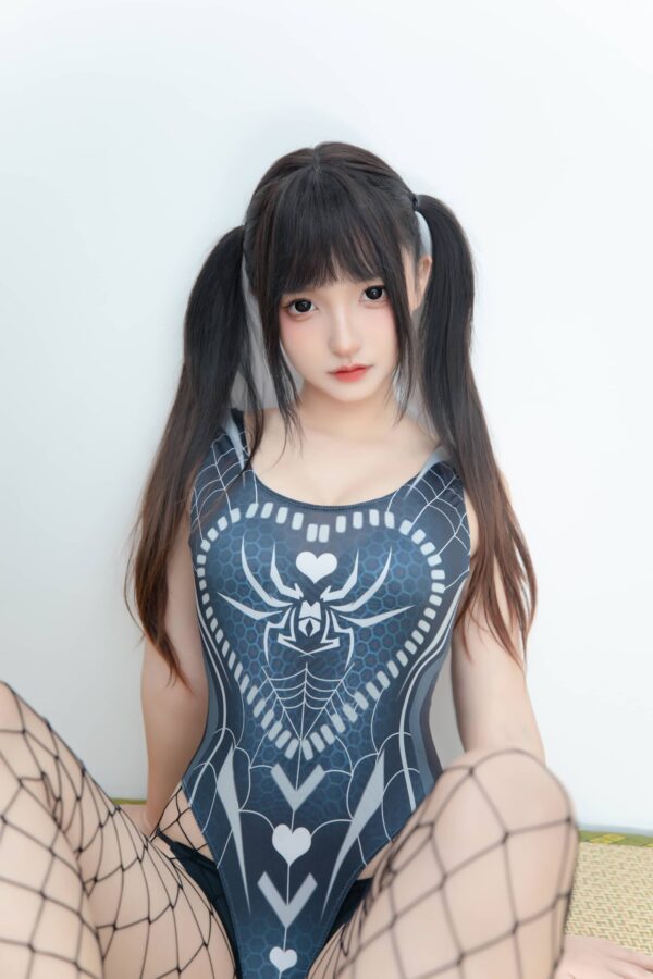 神楽坂真冬蜘蛛女孩COS:网袜比基尼下的少女猎手张力美学 神楽坂真冬蜘蛛女孩COS:网袜比基尼下的少女猎手张力美学