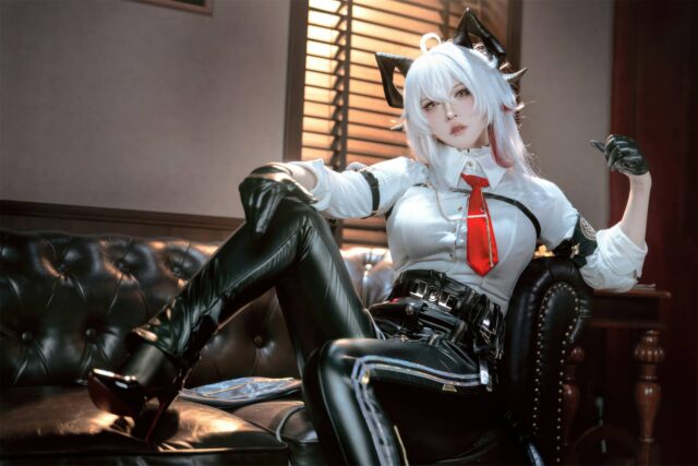 BANBANKO半半子赞妮COS：危险优雅的上位者气场完美还原