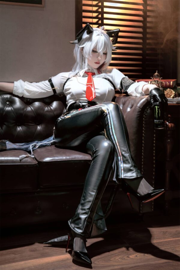 BANBANKO半半子赞妮COS：危险优雅的上位者气场完美还原