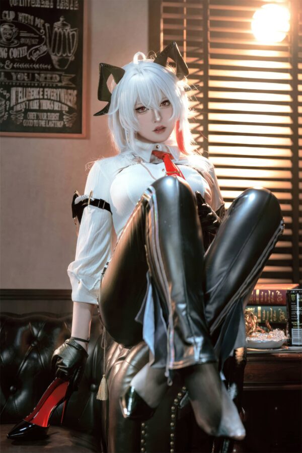 BANBANKO半半子赞妮COS：危险优雅的上位者气场完美还原