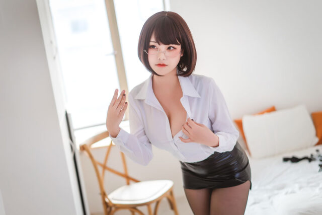 蜜汁猫裘醉酒版COS：演绎OL女郎性感曲线与职场俏皮结合