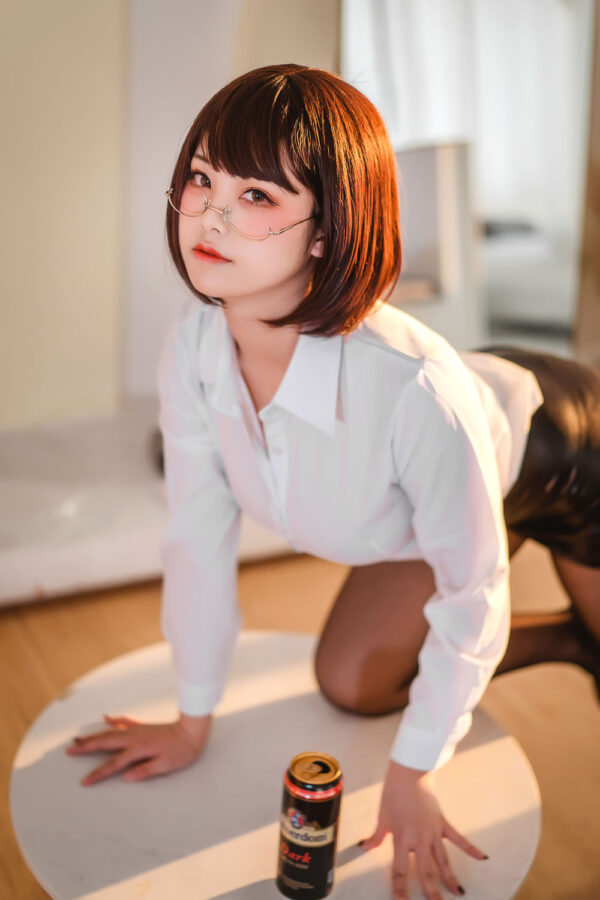 蜜汁猫裘醉酒版COS：演绎OL女郎性感曲线与职场俏皮结合