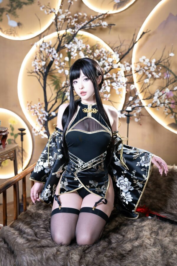 清水由乃金枝玉叶cos赏析:黑金旗袍丝袜演绎东方冷艳高级感 清水由乃金枝玉叶cos赏析:黑金旗袍丝袜演绎东方冷艳高级感