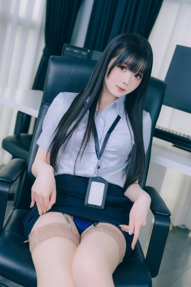 制服之下灵魂之上：霜月shimoCOS办公椅间拉扯出戏剧张力