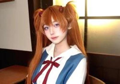 Neinei惊艳COS女学生:白色奥黛圆框眼镜展现纯真温婉气质