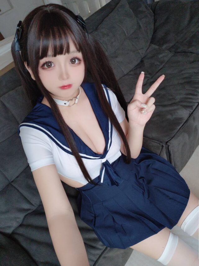 迷雾中的琥珀：日奈娇JK制服·学妹COS的审美张力与叙事重构