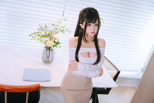 日奈娇上门家教COS：通过姿态与表情呈现知性女教师的风采