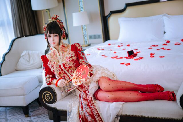 日奈娇新娘COS赏析：洞房花烛的绣花嫁衣与红色丝袜全解析