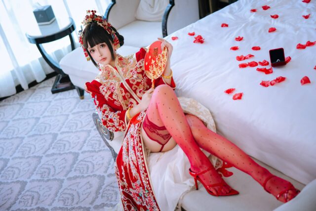 日奈娇新娘COS赏析：洞房花烛的绣花嫁衣与红色丝袜全解析