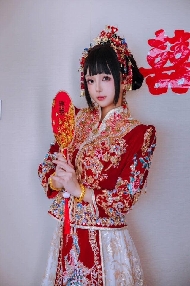 日奈娇新娘COS赏析：洞房花烛的绣花嫁衣与红色丝袜全解析