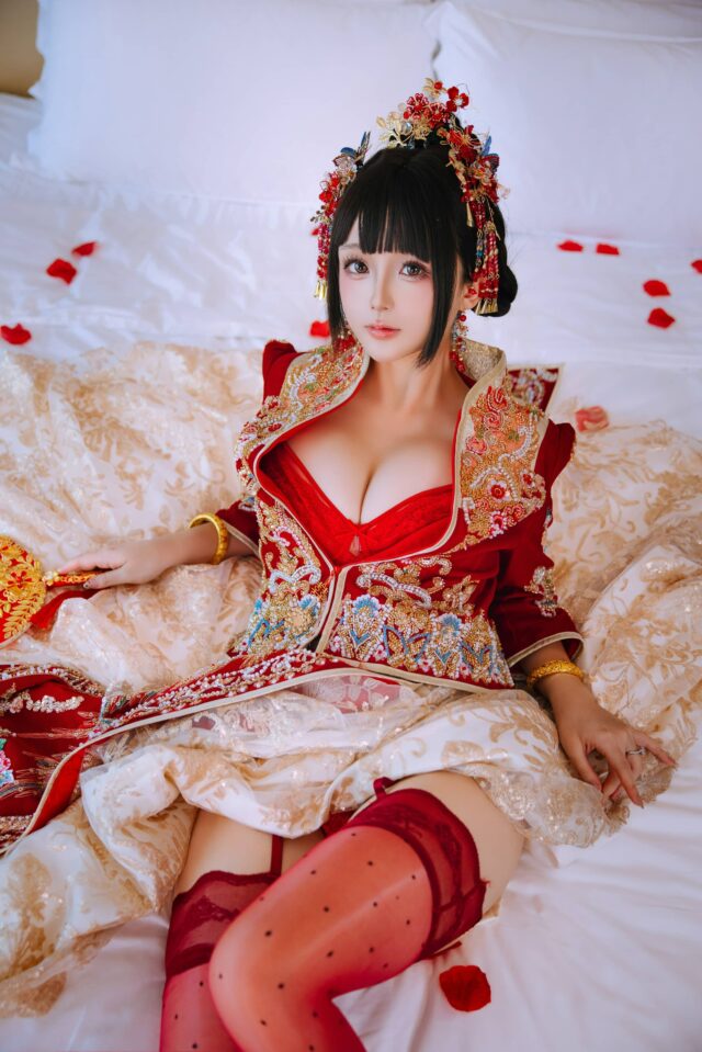 日奈娇新娘COS赏析：洞房花烛的绣花嫁衣与红色丝袜全解析