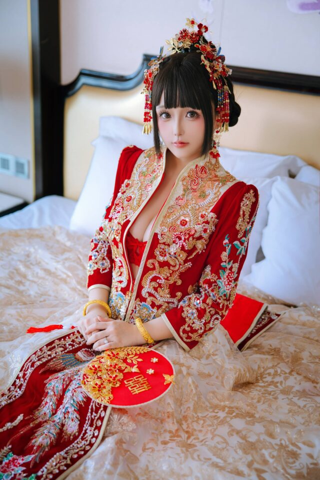 日奈娇新娘COS赏析：洞房花烛的绣花嫁衣与红色丝袜全解析