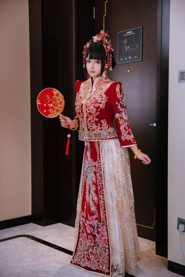 日奈娇新娘COS赏析：洞房花烛的绣花嫁衣与红色丝袜全解析