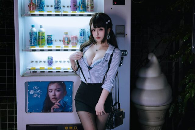 日奈娇OL女郎COS赏析：演绎夜色街头轻熟OL优雅与性感瞬间