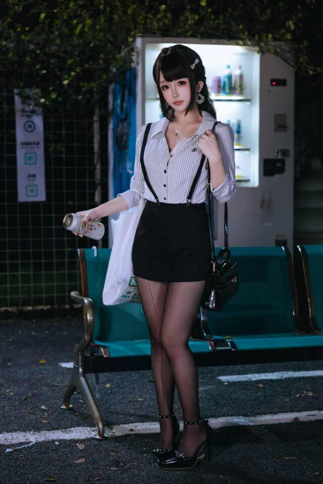 日奈娇OL女郎COS赏析：演绎夜色街头轻熟OL优雅与性感瞬间